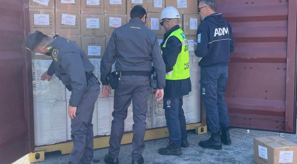 Customs authorities ADM and Guardia di Finanza inspecting container cargo
